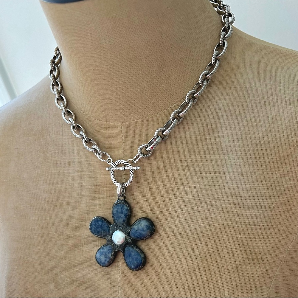 NWT Midnight BLU Daisy Necklace